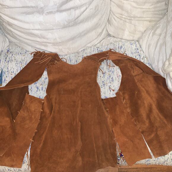 VINTAGE SUEDE FESTIVAL HIPPIE VEST w/ BEADED FRINGE & VINTAGE PATCH  UNISEX - Picture 8 of 10